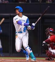 ３回、２ランを放つ万波（撮影・中島達哉）