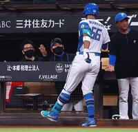 ３回、２ランを放った万波（６６）を迎える新庄監督（中央）＝撮影・中島達哉