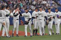 勝利を喜ぶオリックスナイン（撮影・神子素慎一）