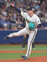 ７回から登板し力投する吉田（撮影・神子素慎一）