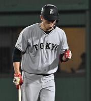 ７回、送りバントを決め拳を握る戸郷（撮影・開出牧）