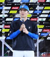 今季初のお立ち台で話す郡司（撮影・中島達哉）