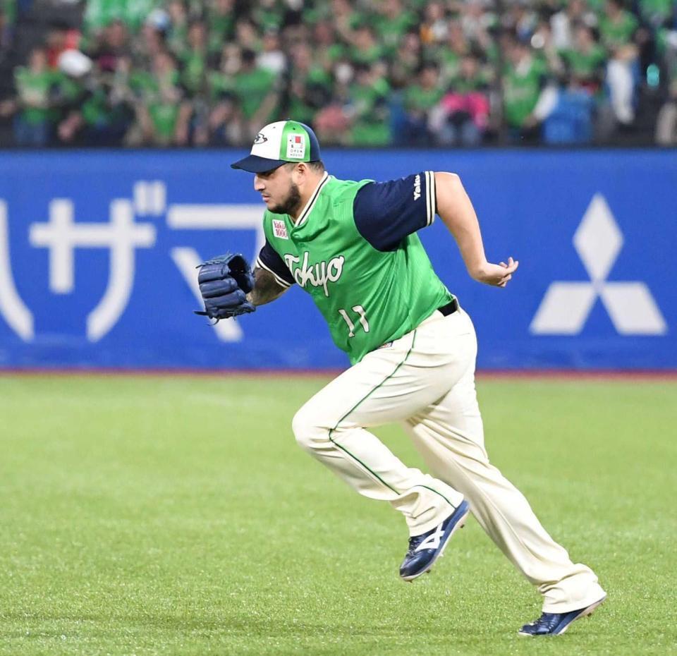 　ブルペンから猛ダッシュでマウンドに向かうキハダ＝２日