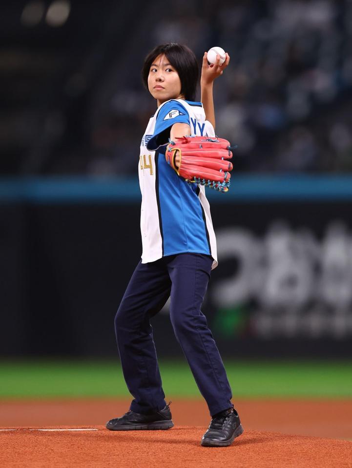 ファーストピッチセレモニーで投球するＹＯＹＯＫＡ（撮影・中島達哉）