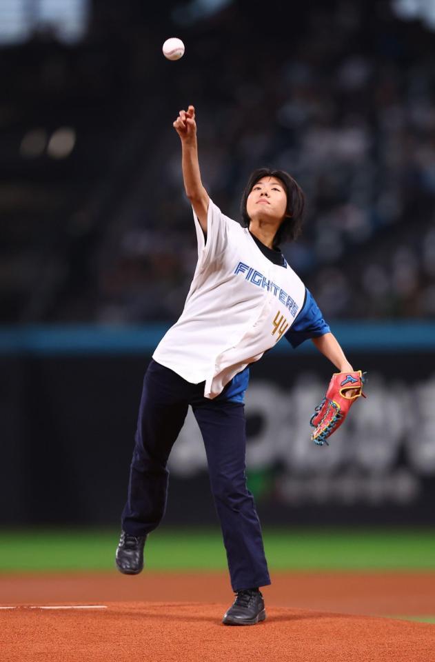 ファーストピッチセレモニーで投球するＹＯＹＯＫＡ（撮影・中島達哉）