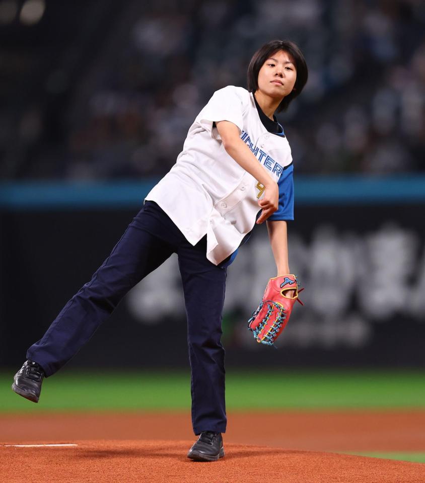 ファーストピッチセレモニーで投球するＹＯＹＯＫＡ（撮影・中島達哉）