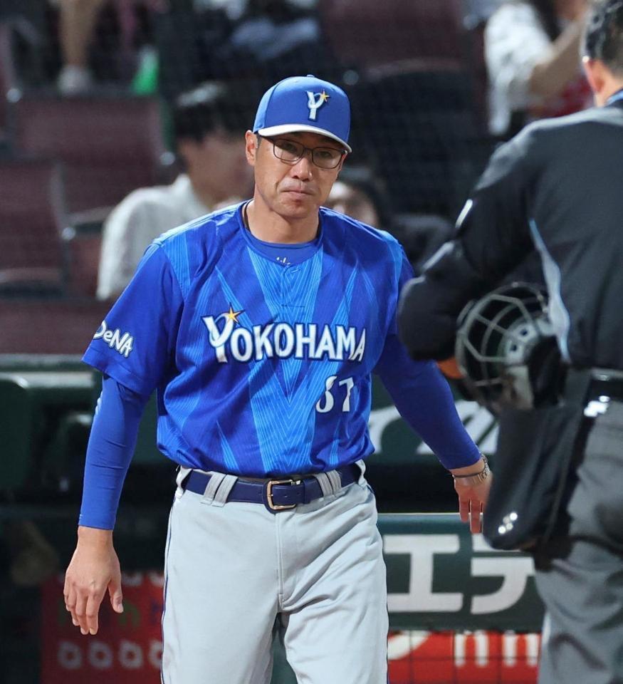 ５回の攻撃を終え、選手交代を告げに行く相川監督（撮影・北村雅宏）
