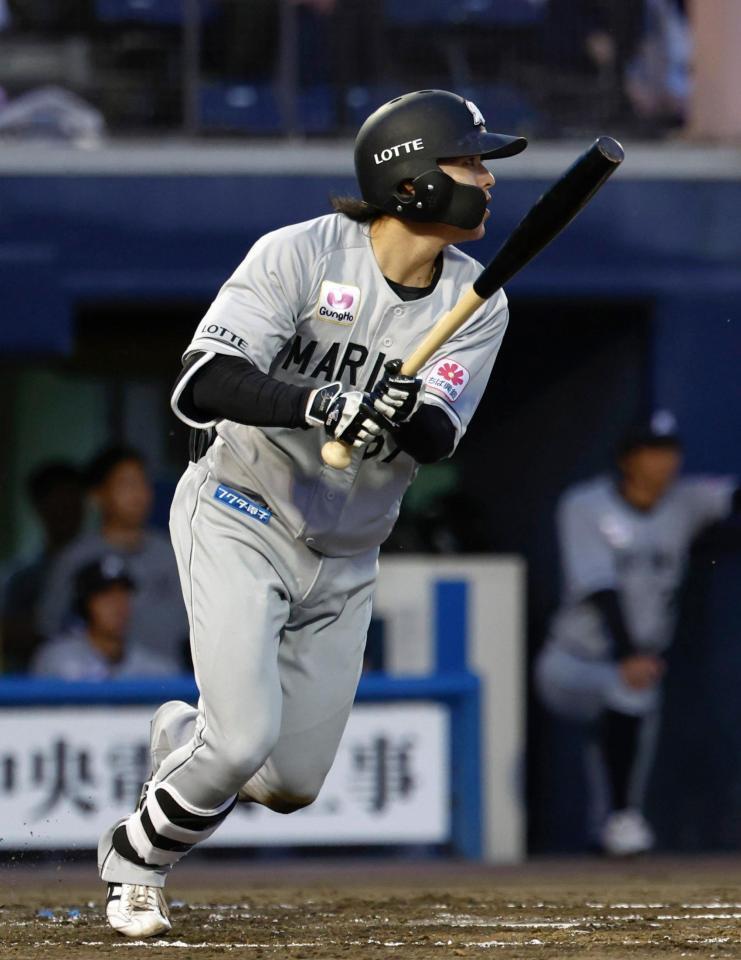 ３回、小川が中前に先制打を放つ