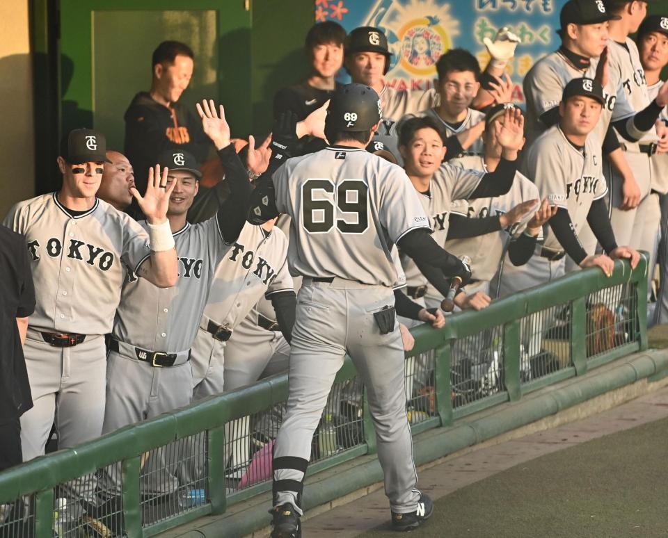 １回、先制の左越えソロを放ちナインとタッチを交わす平山（６９）＝撮影・開出牧