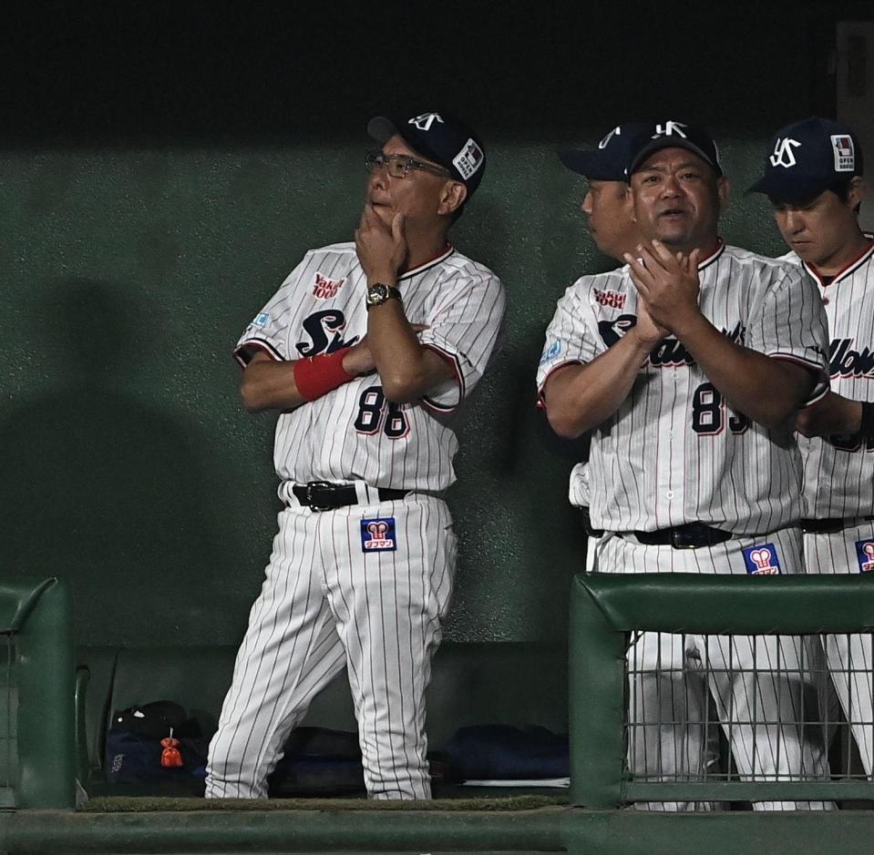 ７回、戸郷の攻略に苦しむ池山監督（左）＝撮影・開出牧