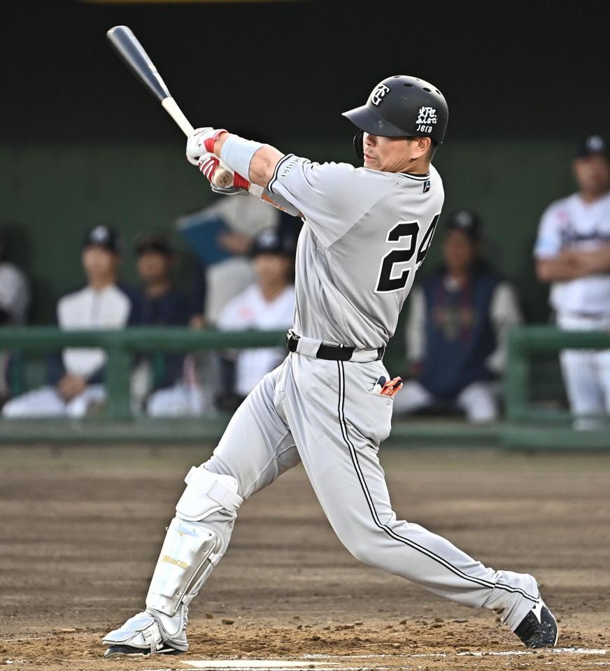 １回、中前適時打を放つ大城（撮影・開出牧）