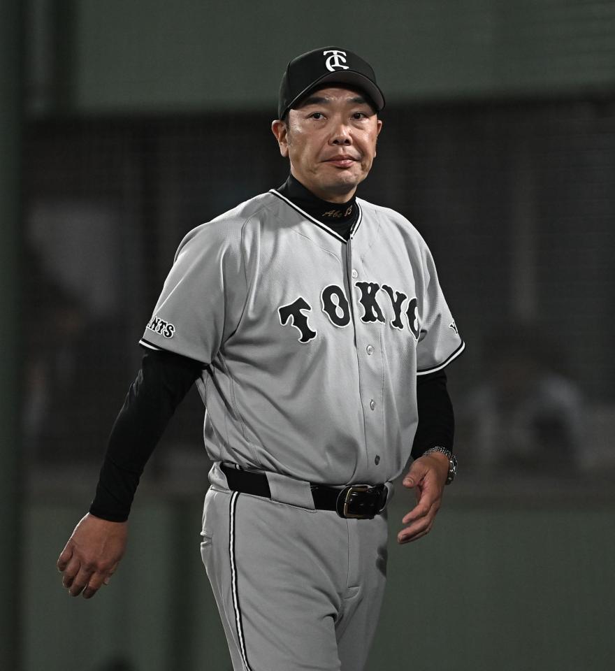 ８回、投手交代を告げた阿部監督（撮影・開出牧）