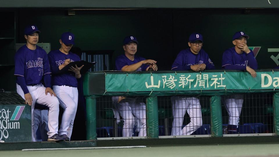 ７回、グラウンドを見つめる井上監督（中央）ら首脳陣（撮影・西田忠信）