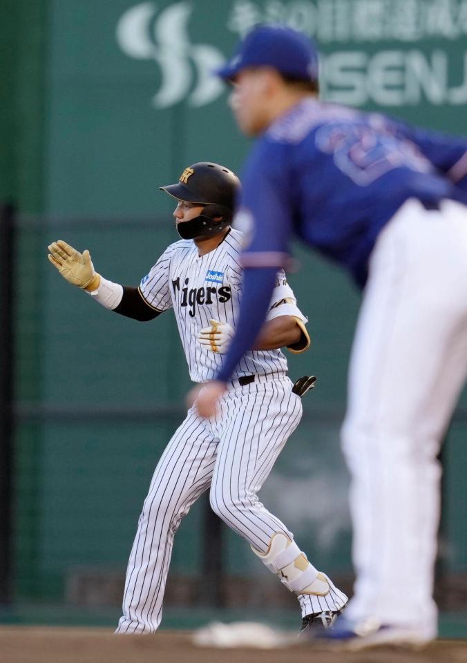 ２回、中日・金丸（手前）からプロ初安打を放ち、喜ぶ阪神・立石