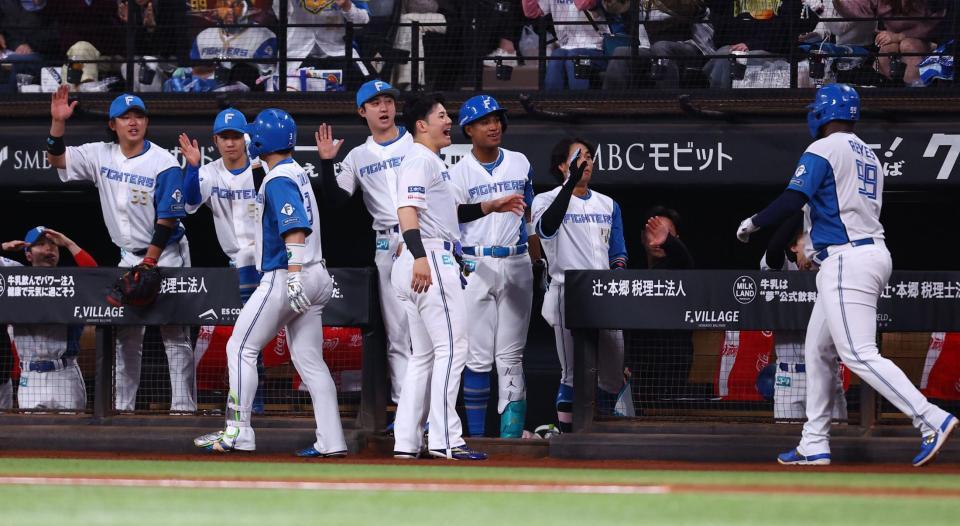 ２回、逆転２ランを放った郡司（左から４人目）、レイエス（右）を迎える日本ハムナイン（撮影・中島達哉）