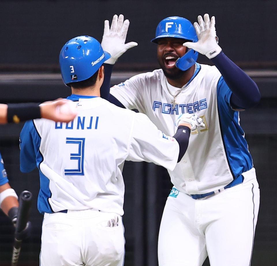２回、逆転２ランを放った郡司（左）を迎えるレイエス（撮影・中島達哉）