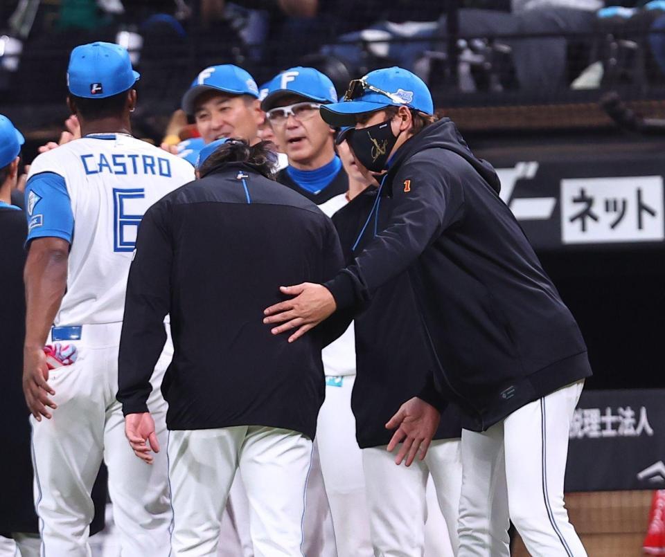 伊藤（左から２人目）らナインを迎える新庄監督（撮影・中島達哉）