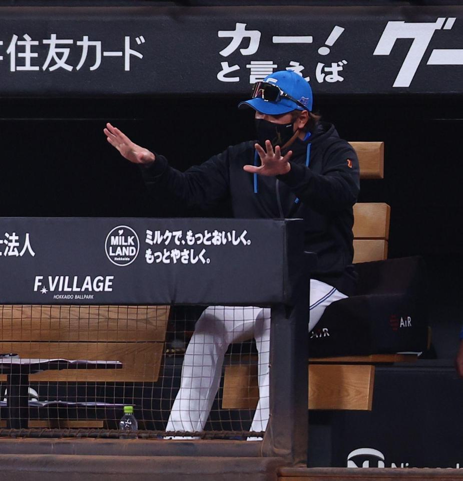 ７回、安打を放ったレイエスにジェスチャーする新庄監督（撮影・中島達哉）