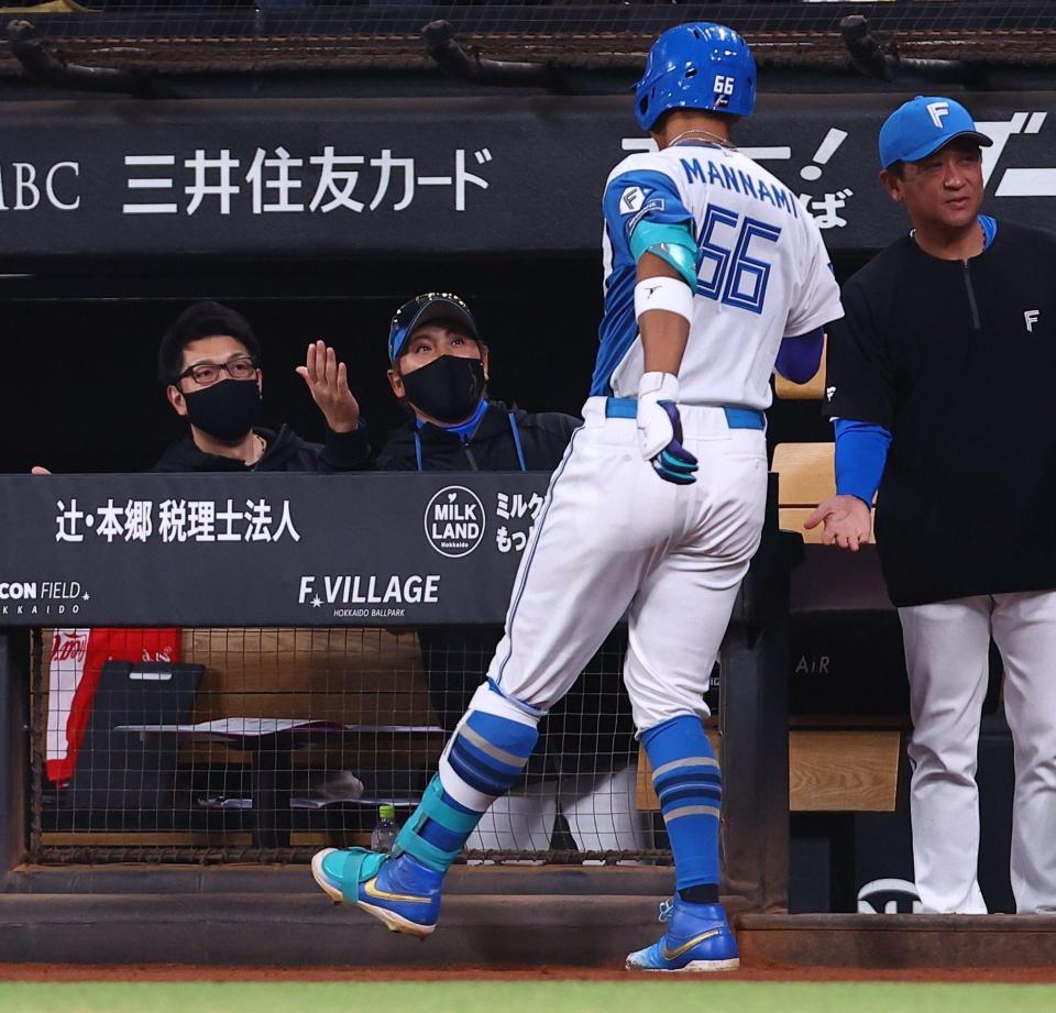 ３回、２ランを放った万波（６６）を迎える新庄監督（中央）＝撮影・中島達哉