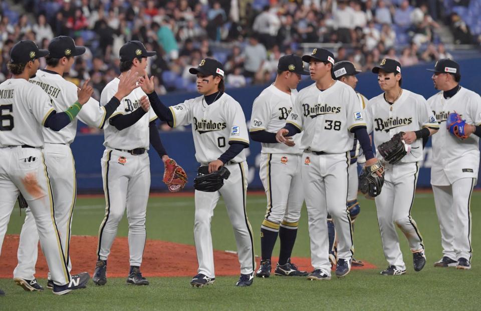 勝利を喜ぶオリックスナイン（撮影・神子素慎一）