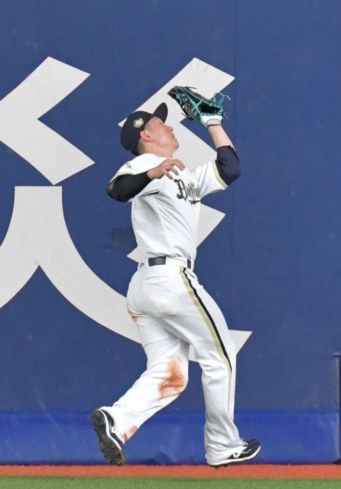 ２回、海野の打球を好捕する西川（撮影・神子素慎一）