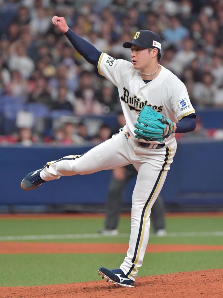 ７回から登板し力投する吉田（撮影・神子素慎一）