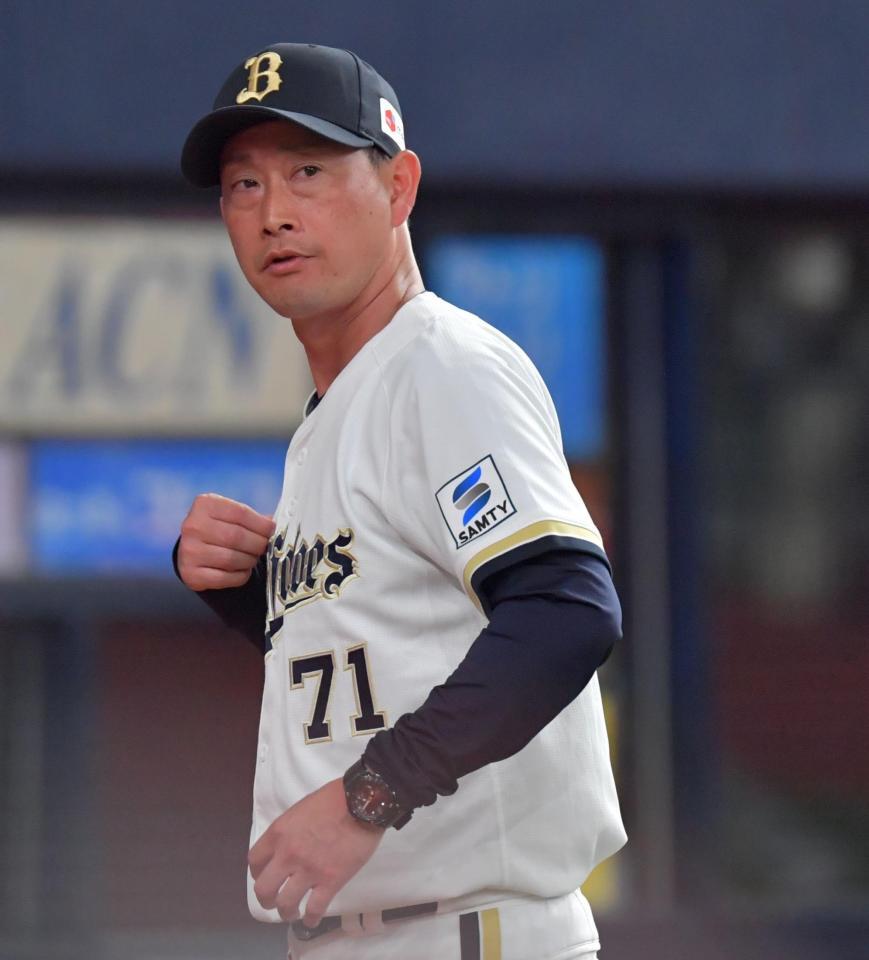交代を告げ、ベンチに戻る岸田監督（撮影・神子素慎一）
