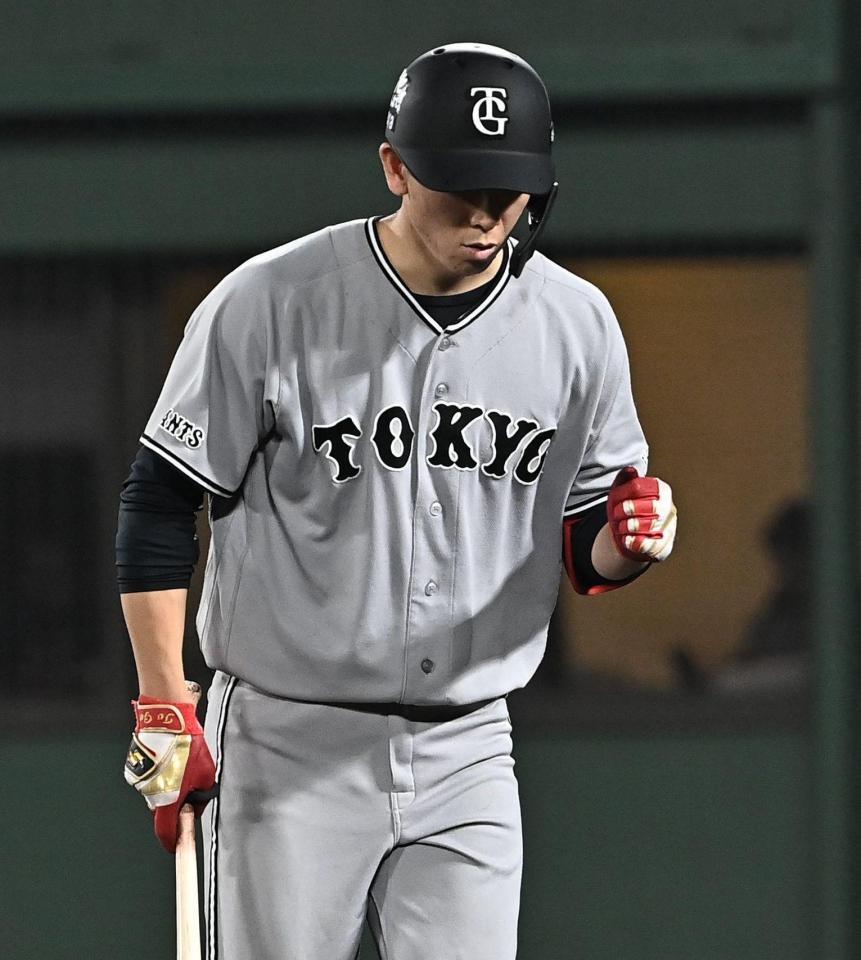 ７回、送りバントを決め拳を握る戸郷（撮影・開出牧）