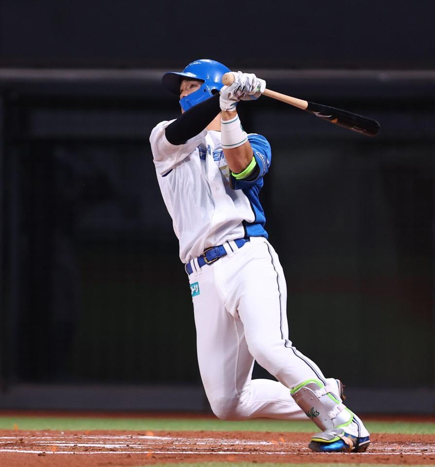２回、逆転２ランを放つ郡司（撮影・中島達哉）
