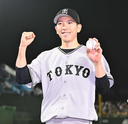 今季初勝利を挙げ、ウイニングボールを手にガッツポーズを決める戸郷（撮影・開出牧）