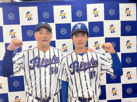 肩を組み初勝利を喜ぶ立正大・大村（右）と金剛監督