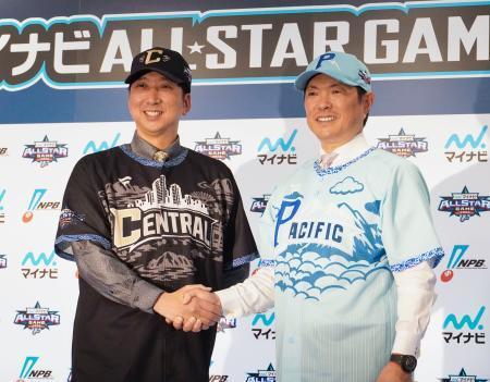 　記念撮影に応じる全セの藤川監督（左）と全パの小久保監督＝２０日、大阪市