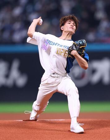 ファーストピッチセレモニーで投球するＭＡＴＳＵＲＩ・鈴木渉（撮影・中島達哉）