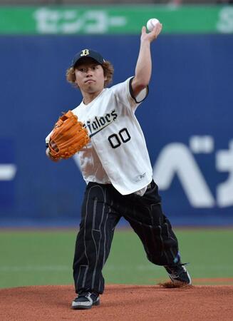 始球式を務める２０２６ミラノ・コルティナ五輪スノーボード男子スロープスタイル銀メダルの長谷川帝勝（撮影・神子素慎一）