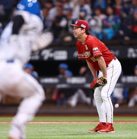 ２回、水野に勝ち越し犠飛を許し、ひざに手をつく前田健（左は生還する田宮）＝撮影・中島達哉