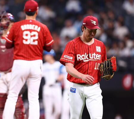 ３回途中で降板する前田健（右）＝撮影・中島達哉