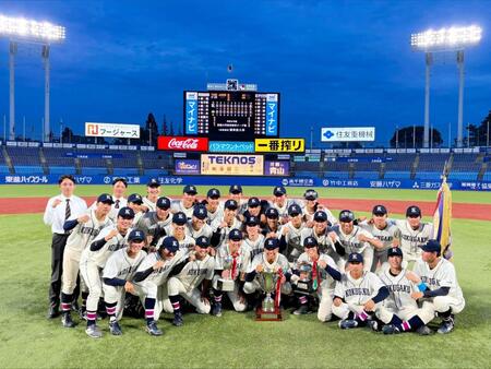 優勝を喜ぶ国学院大の選手ら