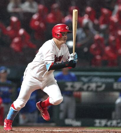 ５回、適時打を放つ小園（撮影・北村雅宏）