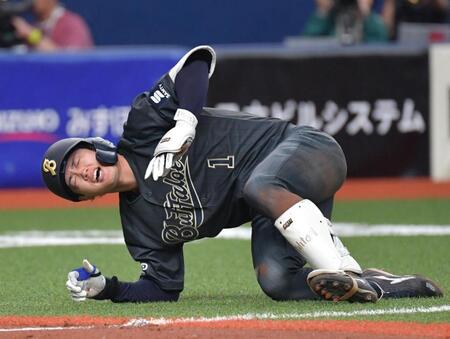 ４回、死球を受け倒れ込む太田（撮影・神子素慎一）