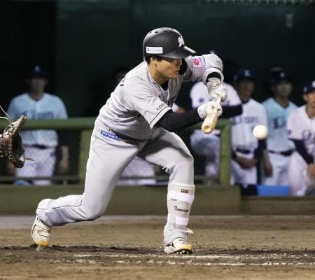 　９回ロッテ１死一、三塁、友杉が三前にスクイズを決める＝大宮公園