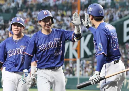 ２回、３ランを放った山本（中央）は板山（右）とタッチを交わす（撮影・田中太一）