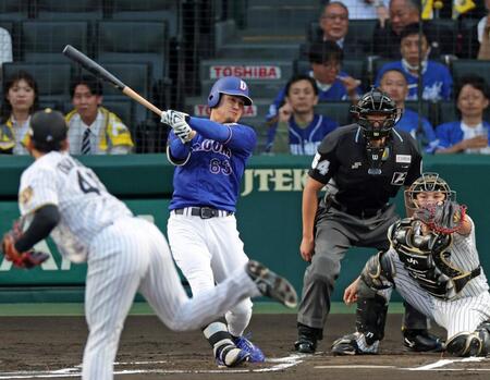 １回、中前へ先制適時打を放つ板山（撮影・立川洋一郎）