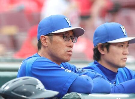 １回、戦況を見る相川監督（左）＝撮影・北村雅宏