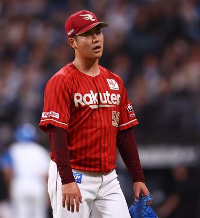 ６回、勝ち越し２ランを浴び、顔をしかめながらベンチに戻る鈴木（撮影・中島達哉）