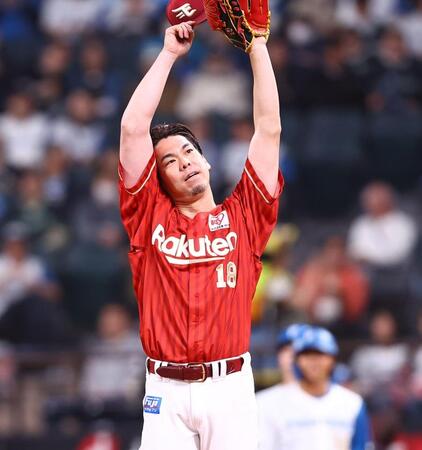 ２回、ピンチで汗をぬぐう前田健（撮影・中島達哉）
