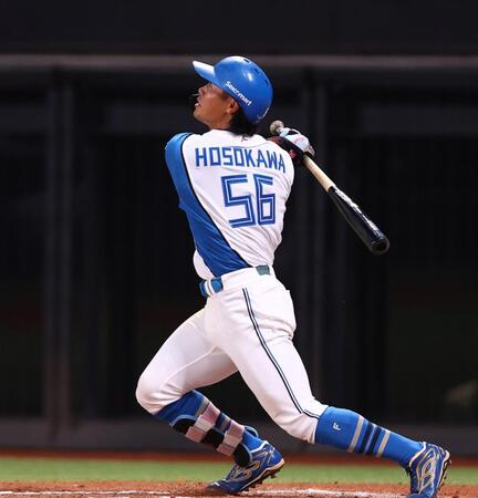 ６回、勝ち越し２ランを放つ細川（撮影・中島達哉）