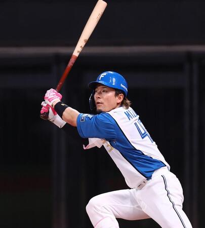 ２回、勝ち越しとなる左犠飛を放つ水野（撮影・中島達哉）