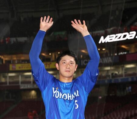 ファンの声援に応える松尾（撮影・北村雅宏）