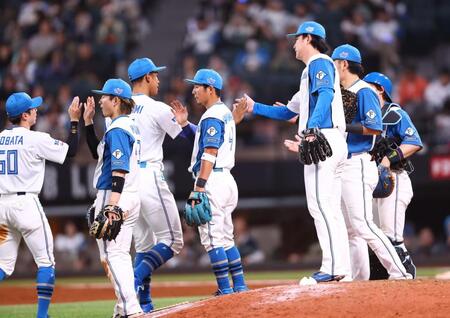 楽天に勝利をあげ、タッチを交わす日本ハムナイン（撮影・中島達哉）