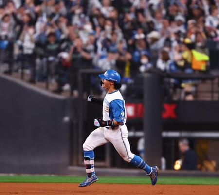 ６回、勝ち越し２ランを放ち、雄たけびを上げる細川（撮影・中島達哉）